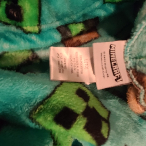 Robe - Picture 3 of 3